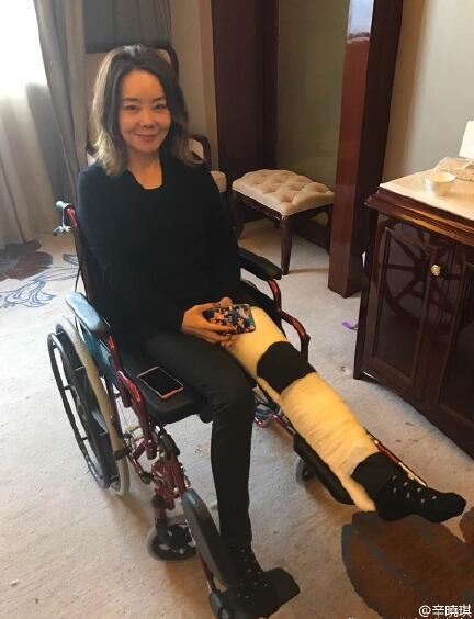 辛晓琪跨年夜摔断膝盖骨 坐轮椅献唱四川卫视跨年晚会