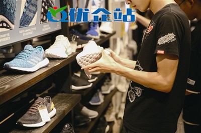 5月17日，一位顾客在武林银泰某专柜挑选运动鞋